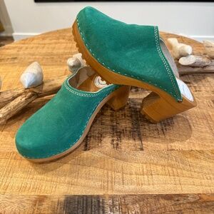Clogsland green clogs